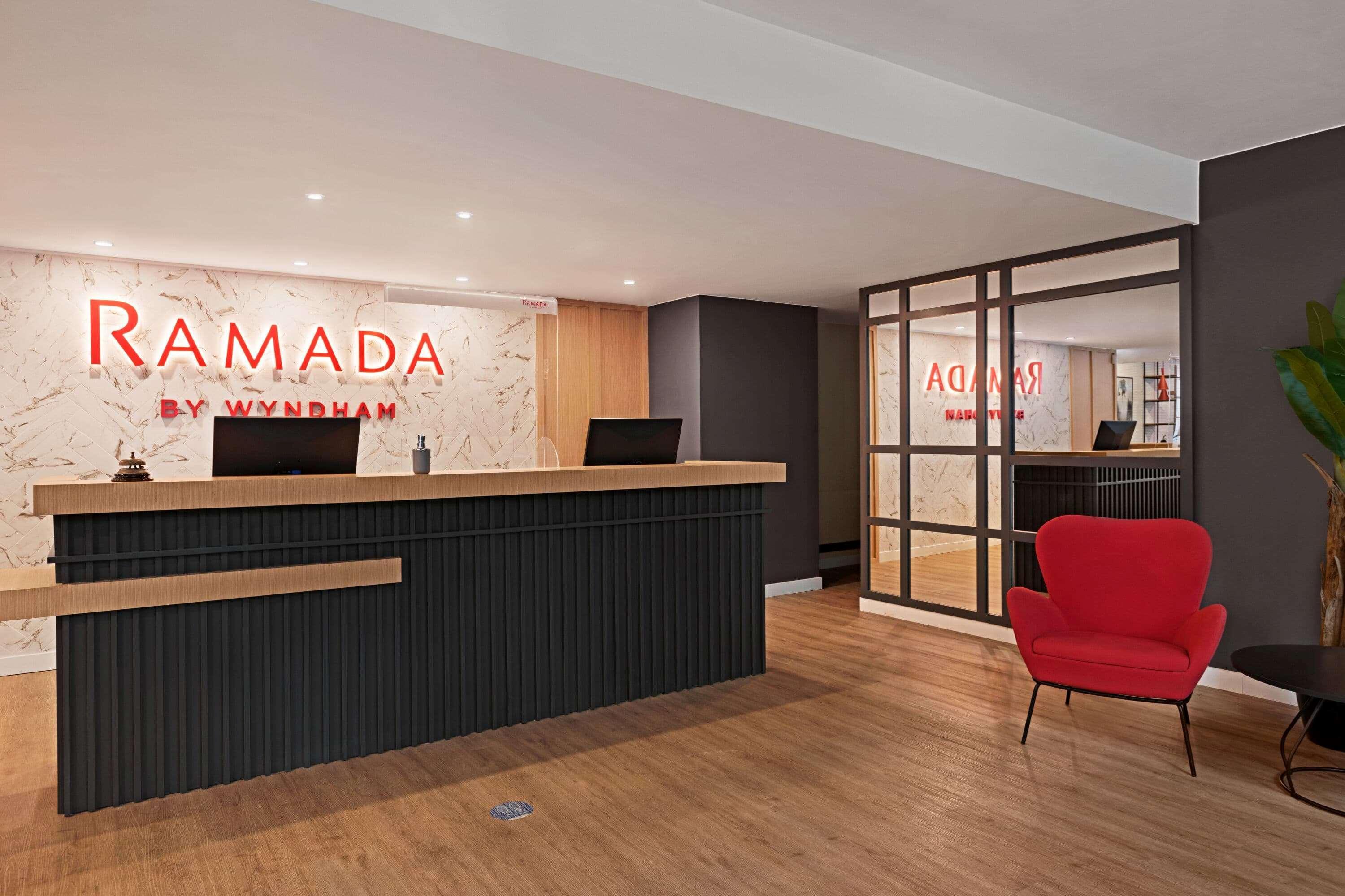 Hotel Ramada By Wyndham Valencia Almussafes Exterior foto