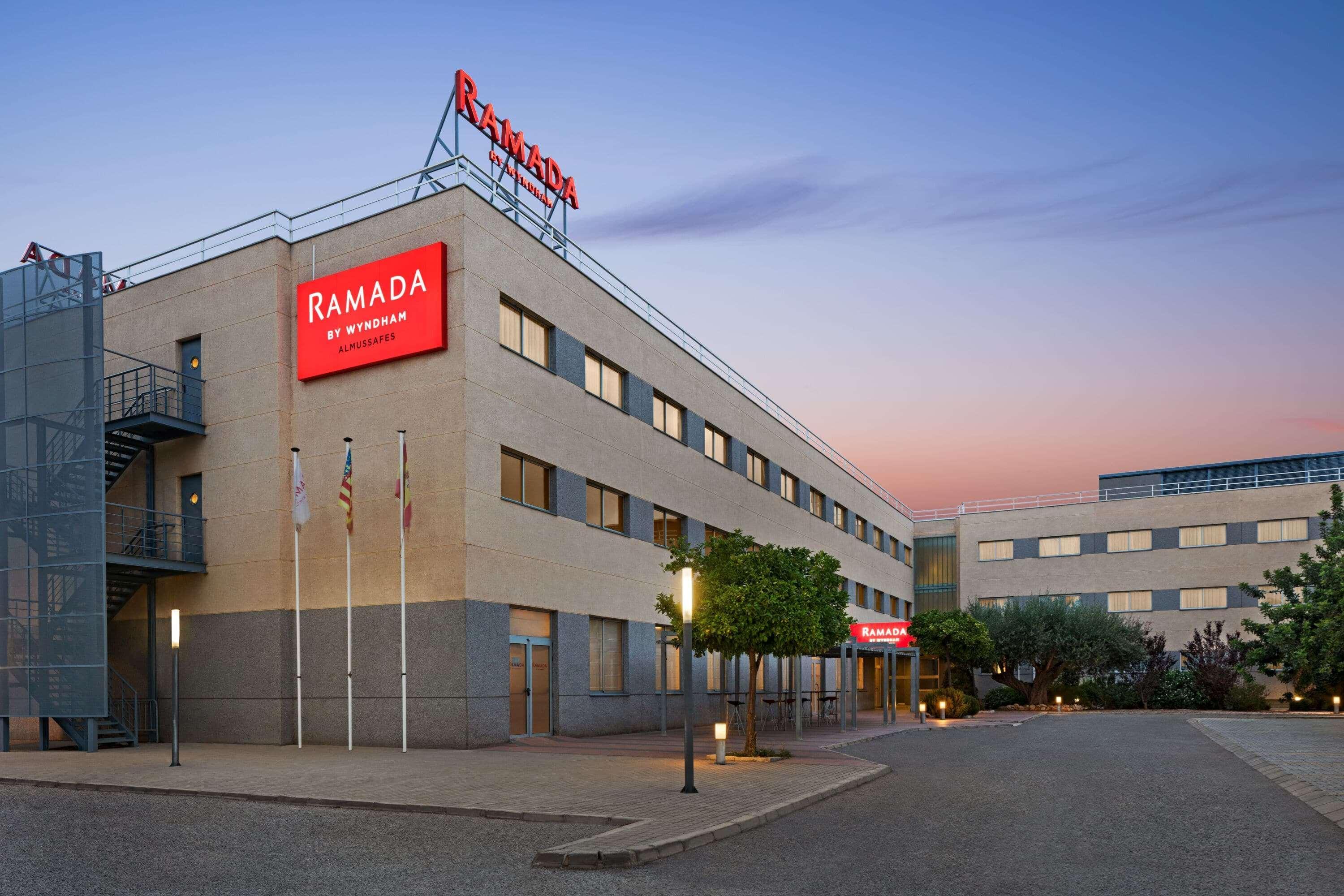 Hotel Ramada By Wyndham Valencia Almussafes Exterior foto