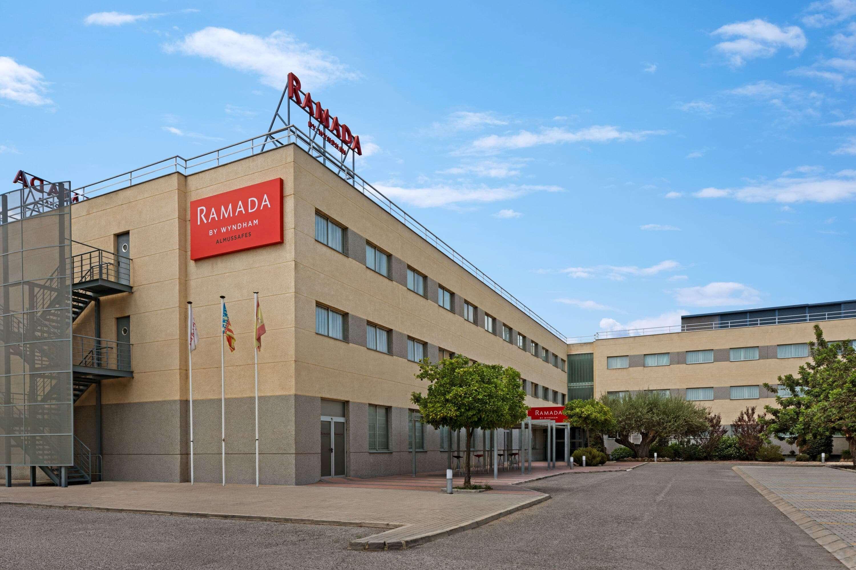 Hotel Ramada By Wyndham Valencia Almussafes Exterior foto