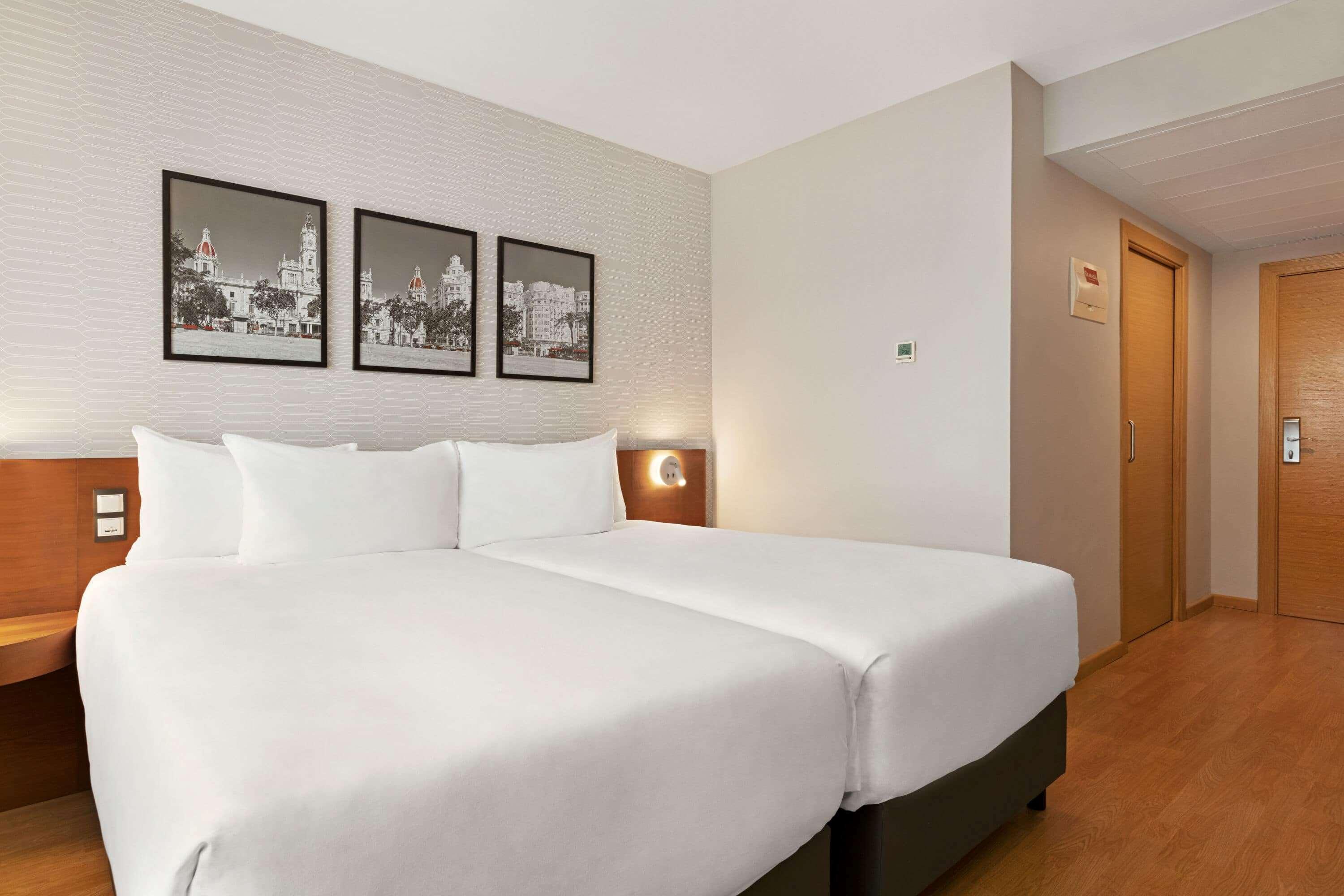 Hotel Ramada By Wyndham Valencia Almussafes Exterior foto