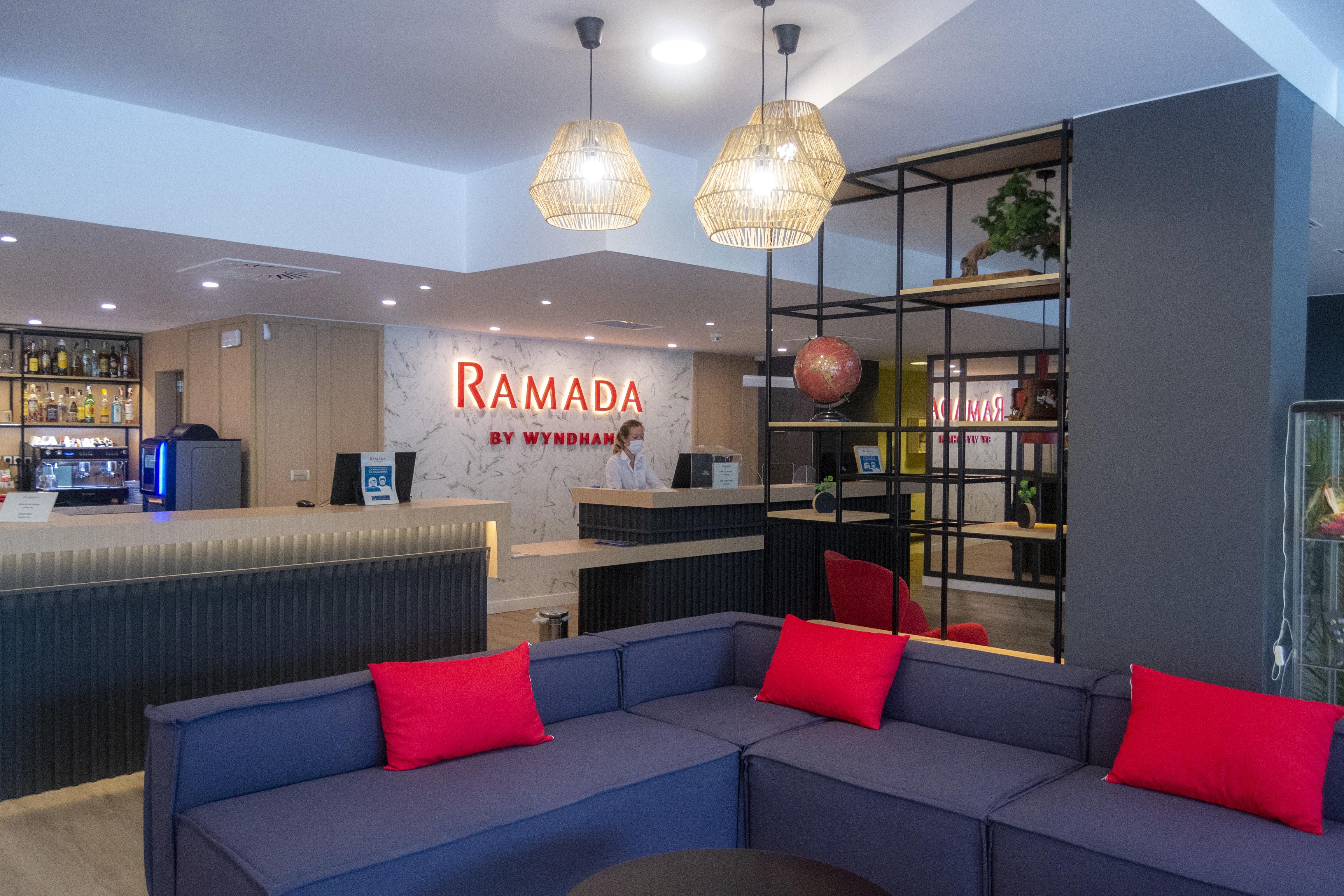 Hotel Ramada By Wyndham Valencia Almussafes Exterior foto
